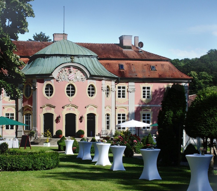 Stehtische Hussen, Schloss Assumstadt - Schloss, Festscheune & Schlosspark Stehtische Hussen, Schloss Assumstadt - Schloss, Festscheune & Schlosspark