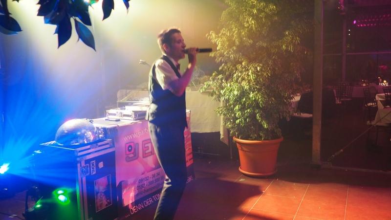 Hochzeits-DJ JEH am Mikrofon